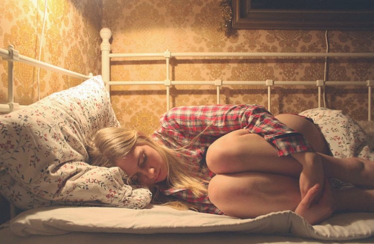 Девушка лежит на кровати