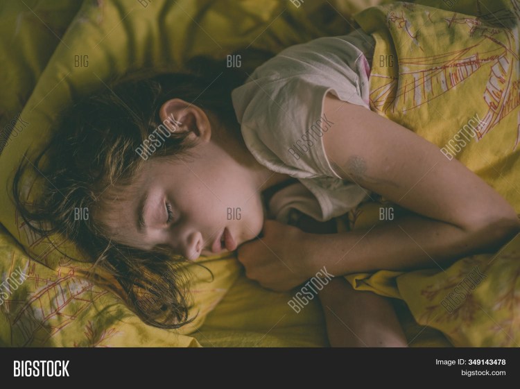 Десятилетняя спящая девочка