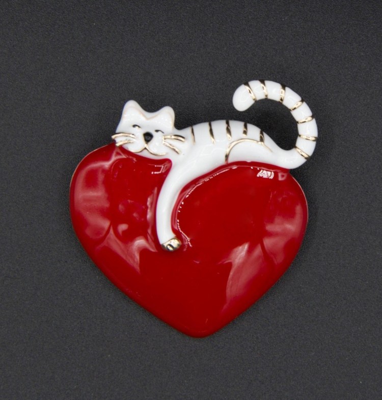 Кошка с сердечком