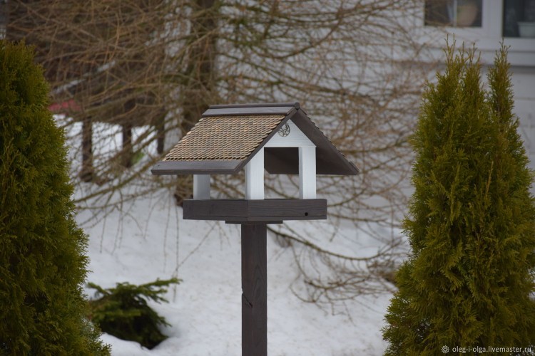 Кормушка для уличных котов