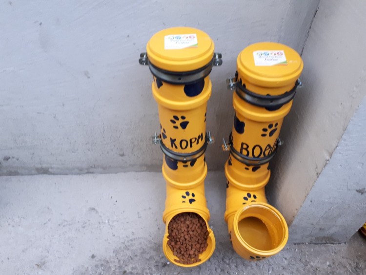 Кормушка для птиц из монет