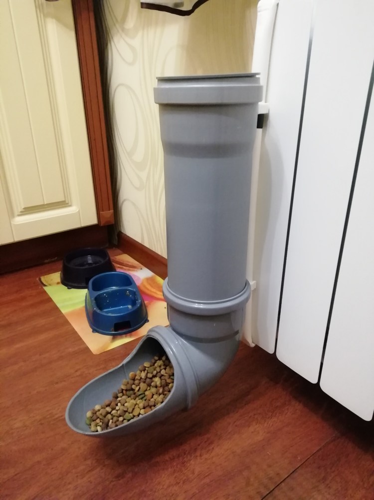 Кормушка для птиц на стойке