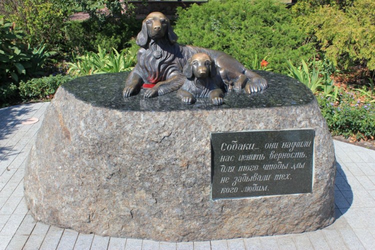 Памятник фидо в Италии