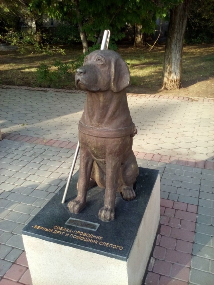 Памятник собаке поводырю в Берлине