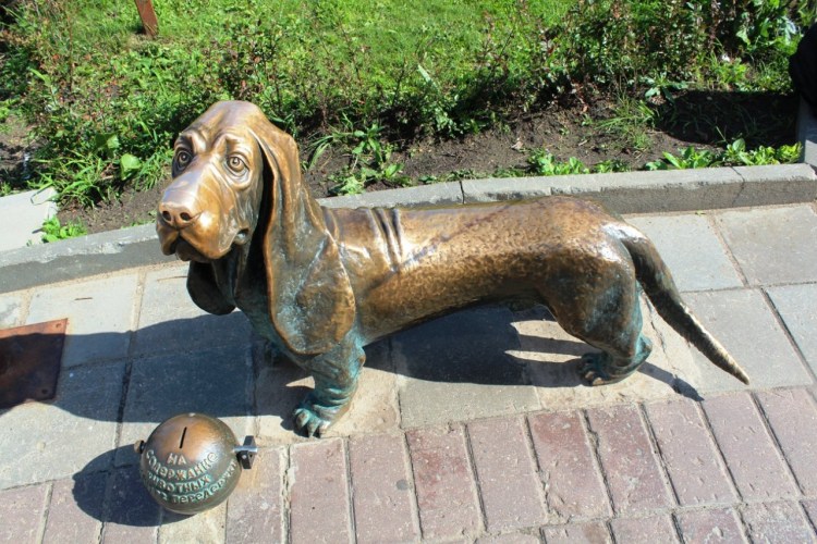 Памятник собаке в Ростове на Дону ТЦ Горизонт