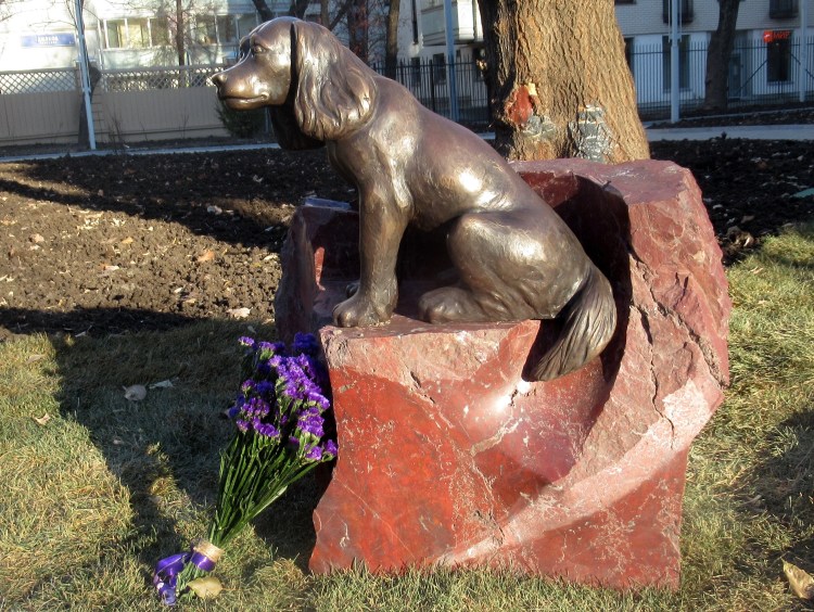 Памятник собаке в Челябинске