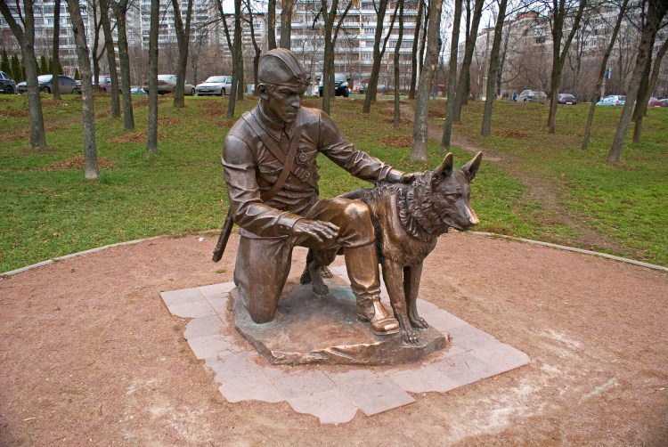 Памятник белому Биму черное ухо в Воронеже