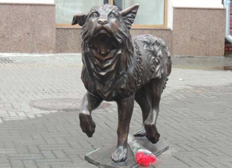 Памятник собаке в Лиссабоне 1988г