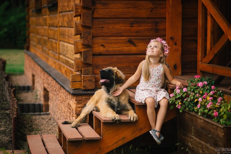 Ребенок на крыльце