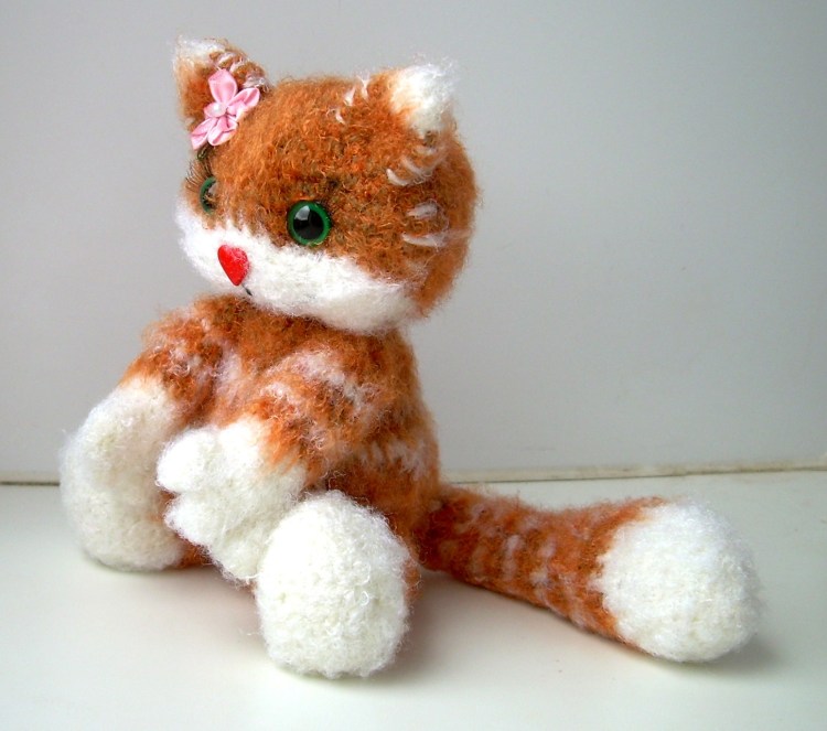 Рыжая плюшевая кошка