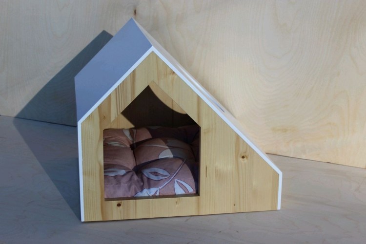 Домик для кошек из дерева