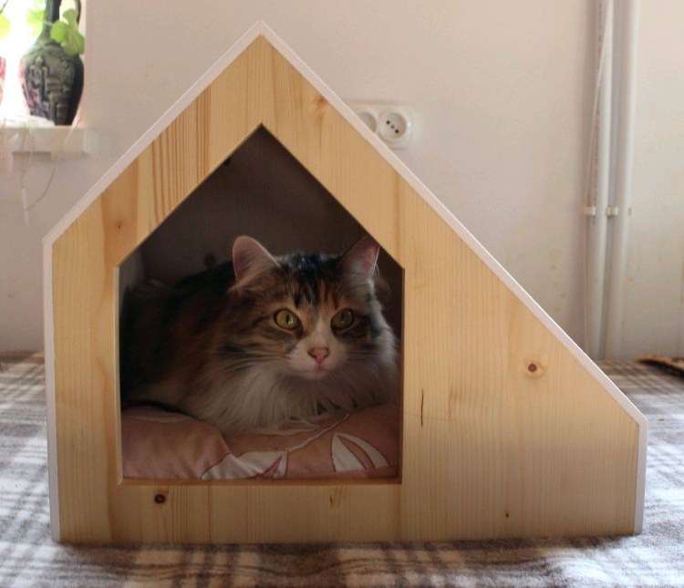 Деревянный домик для кошки