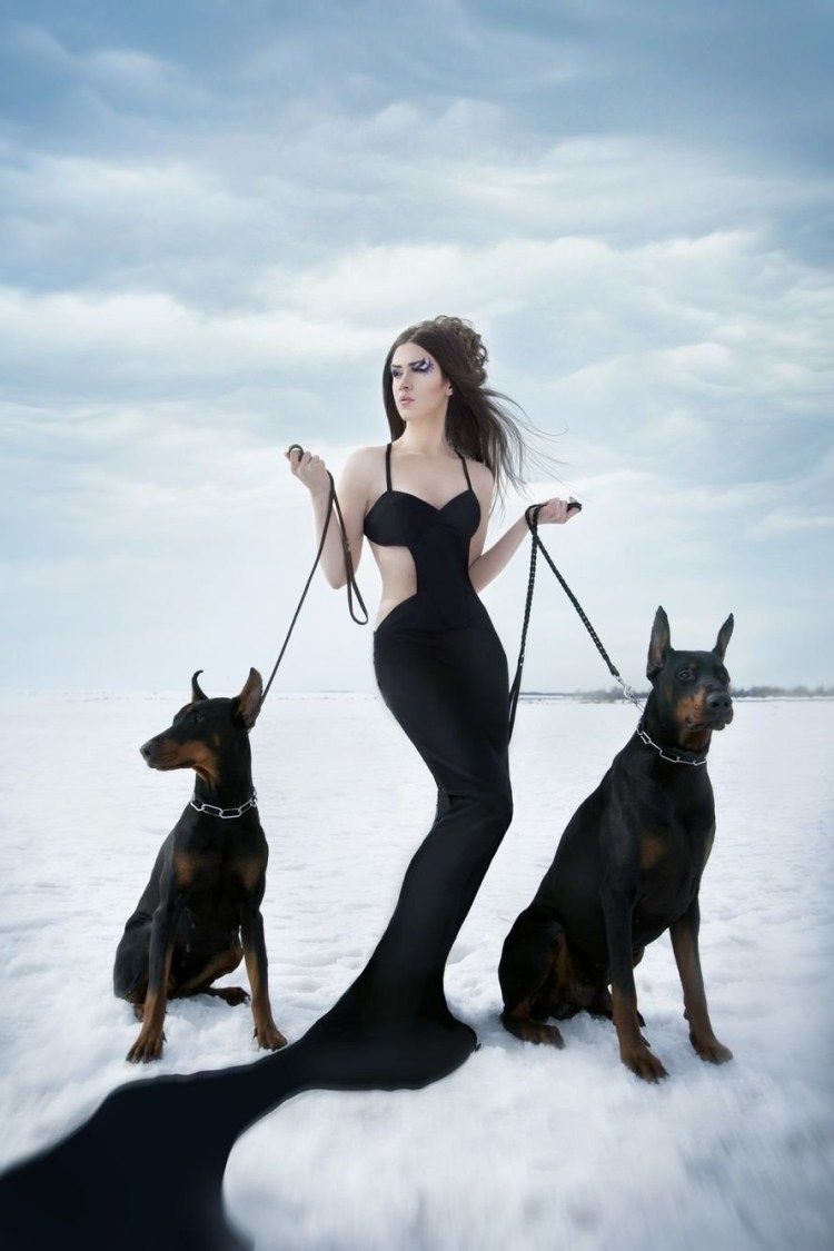 Женщина путешествует с собакой