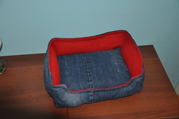 Лежанка для кошки из джинсов