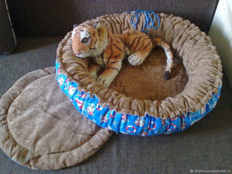 Лежанка для кота из джемпера
