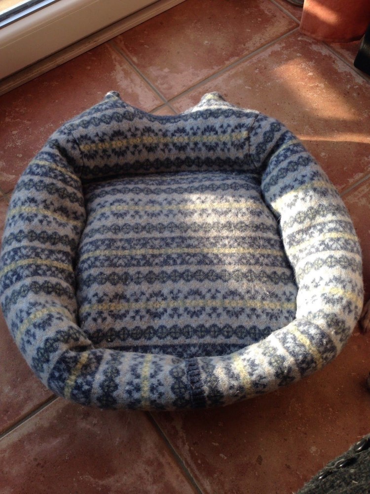 Лежанка для кошки из кофты