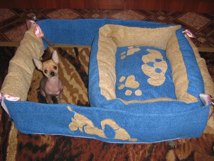 Лежанка для собаки из старой куртки