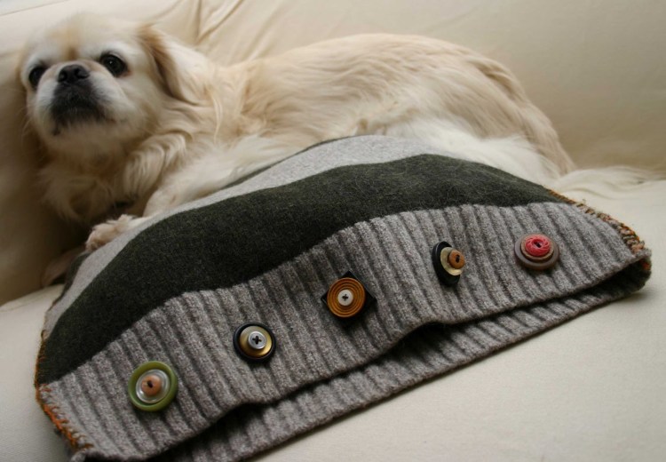 Лежак для животных из старого свитера