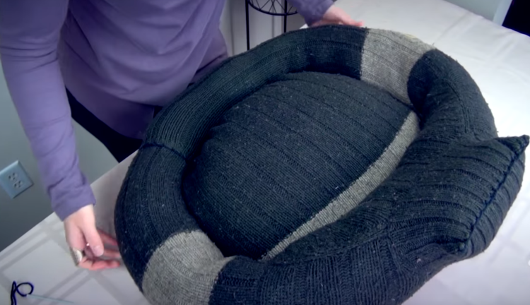 Подушка из старой кофты