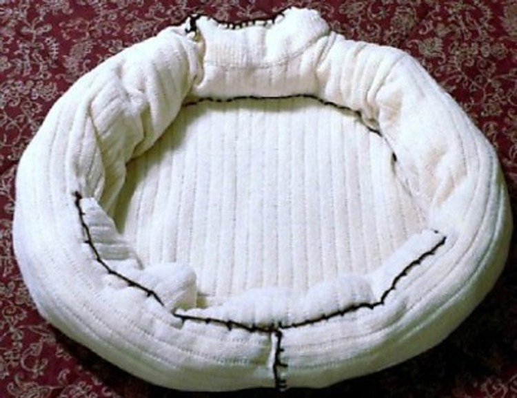 Лежанка для собаки из кофты