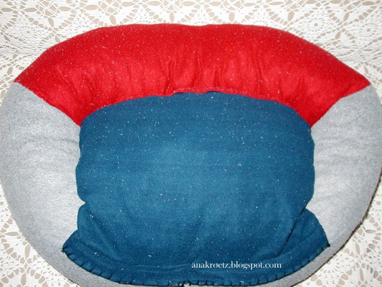 Лежанка для кошки из кофты