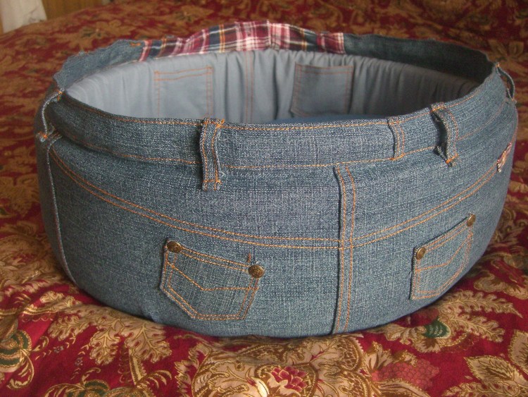 Лежанка для кошки из джинсов