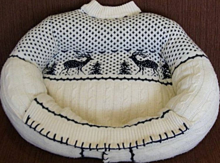 Лежанка для собаки из кофты