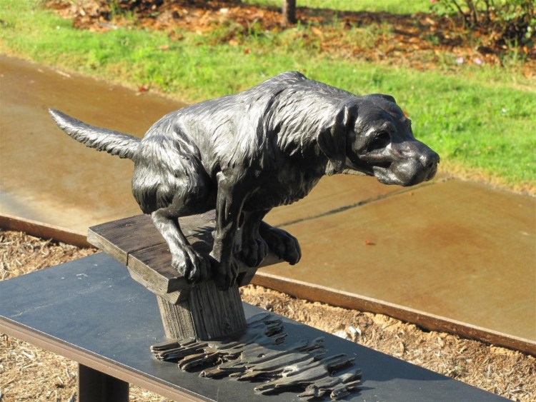 Скульптура собаки
