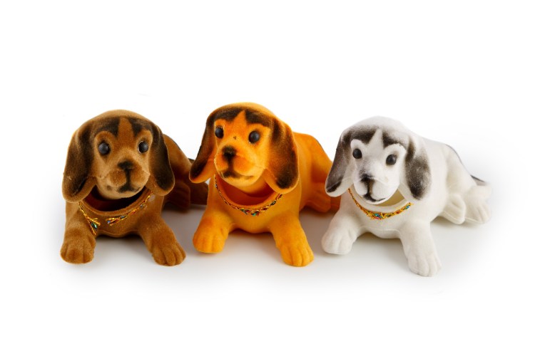 Собака в машине игрушка