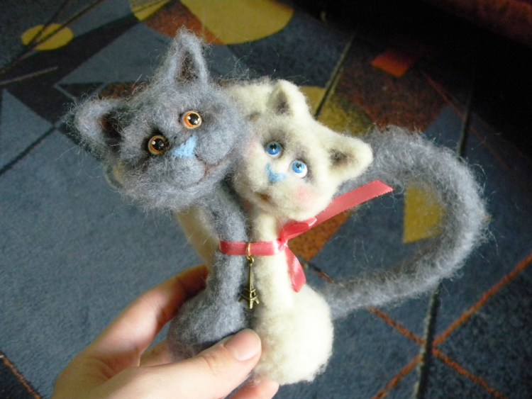 Кошка на прогулке