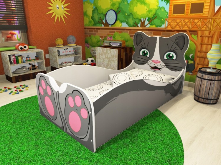 Кошечка в кроватке