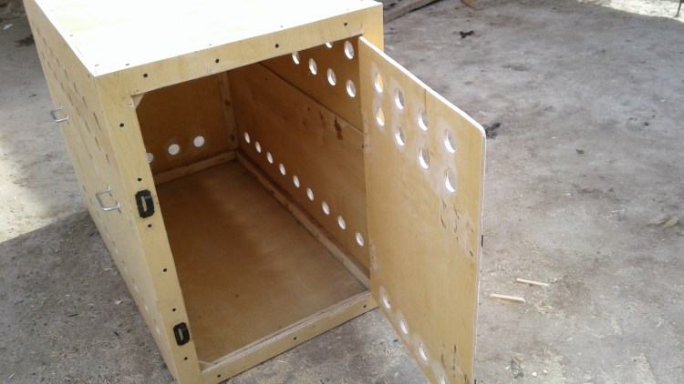 Ящик для собачьих игрушек из дерева