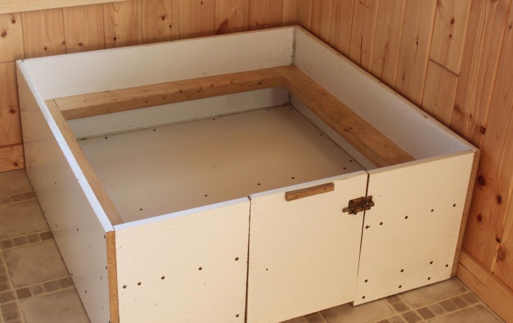 Собака с щенками в коробке