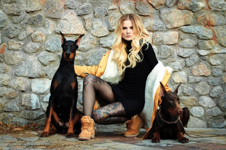 Блондинка с доберманом