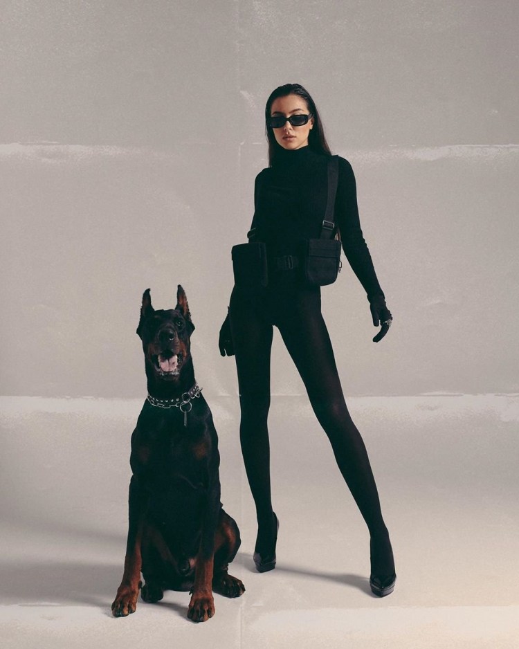 Модель Йована Вентура с доберманом