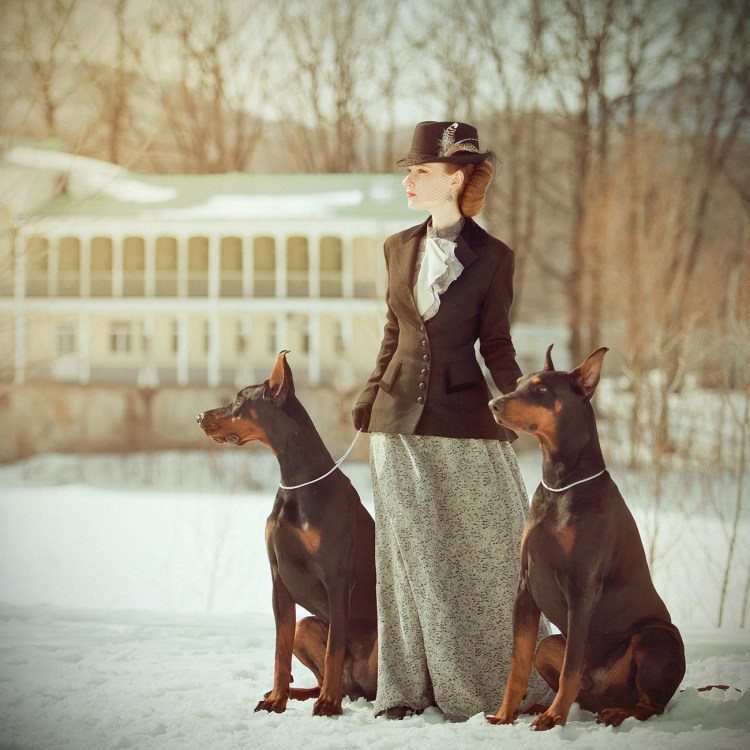 Девушка с доберманом