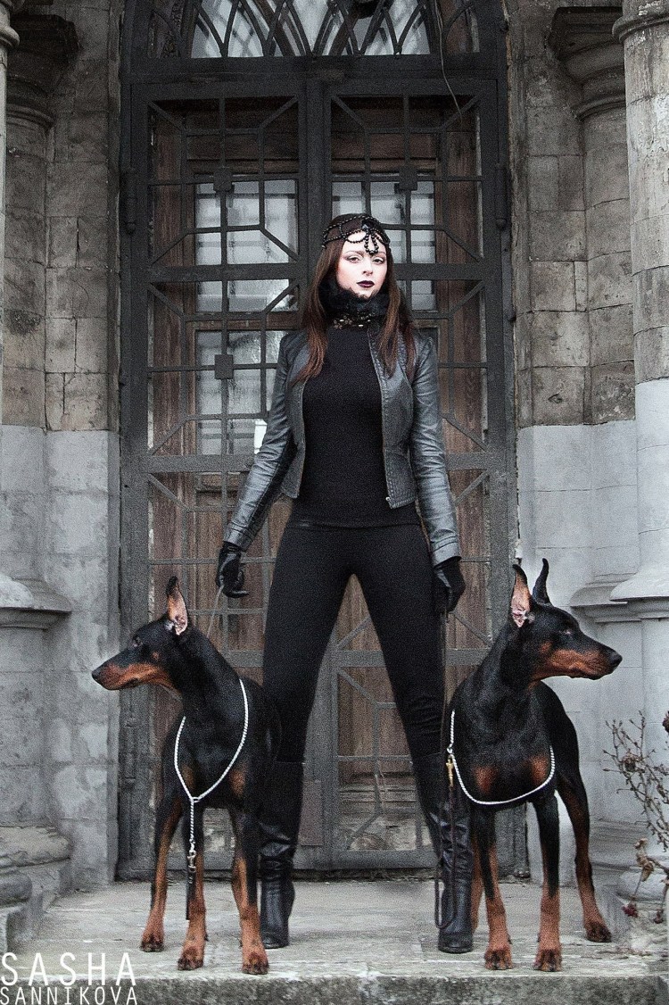 Модель Йована Вентура с доберманом