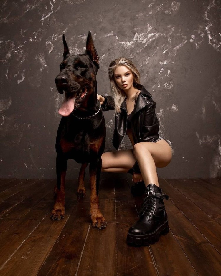 Модель Йована Вентура с доберманом