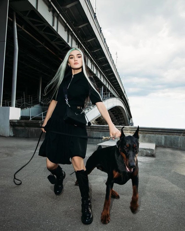 Дина Исаева с доберманом