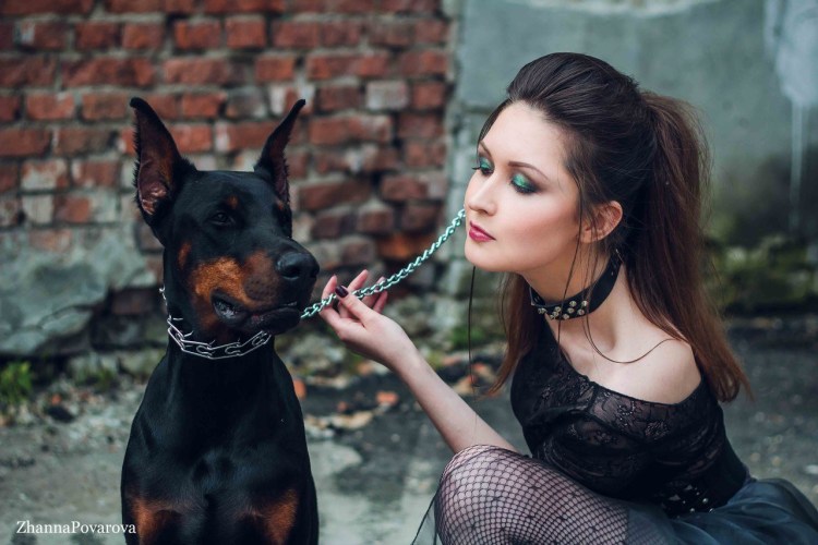 Зои Дойч с доберманом