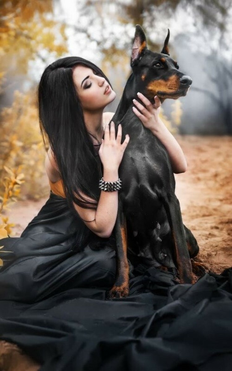 Модель Йована Вентура с доберманом