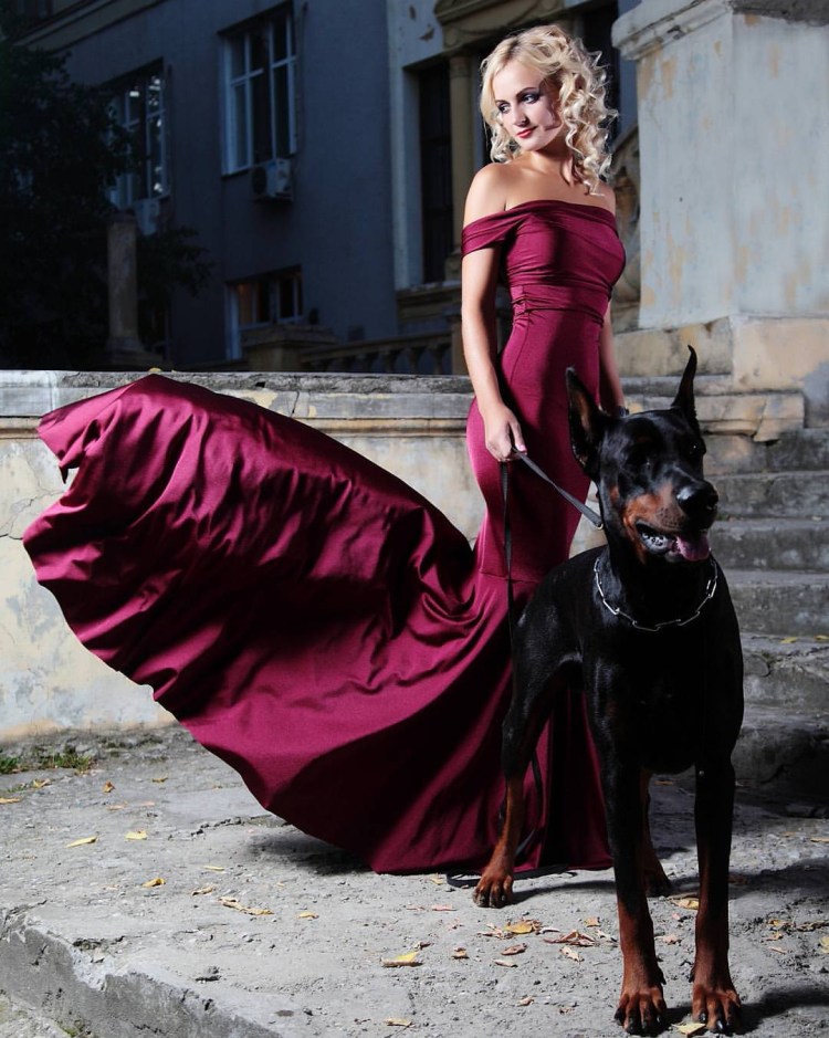 Красивая девушка с доберманом