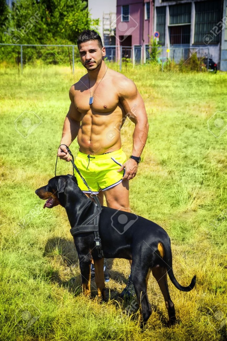 Мужчина с ротвейлером