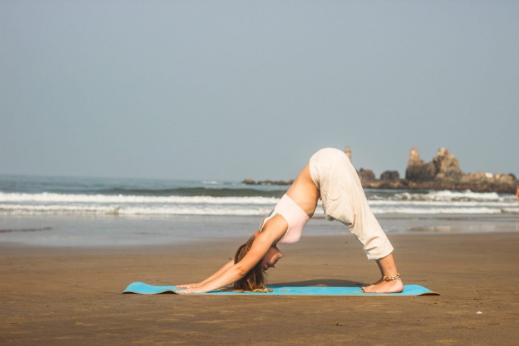 Асана собака мордой вверх йога