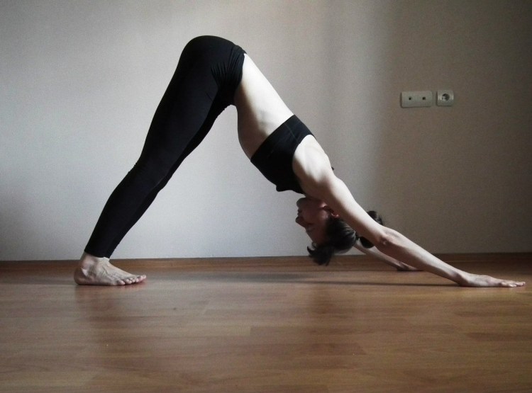 Поза Адхо Мукха