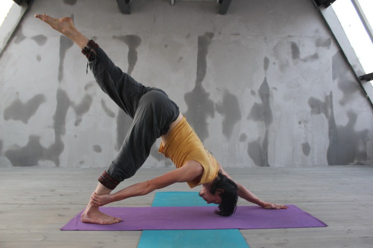 Поза собака мордой вниз в йоге