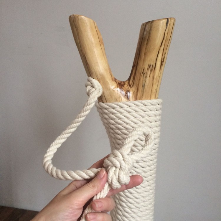 Когтеточка из коряги