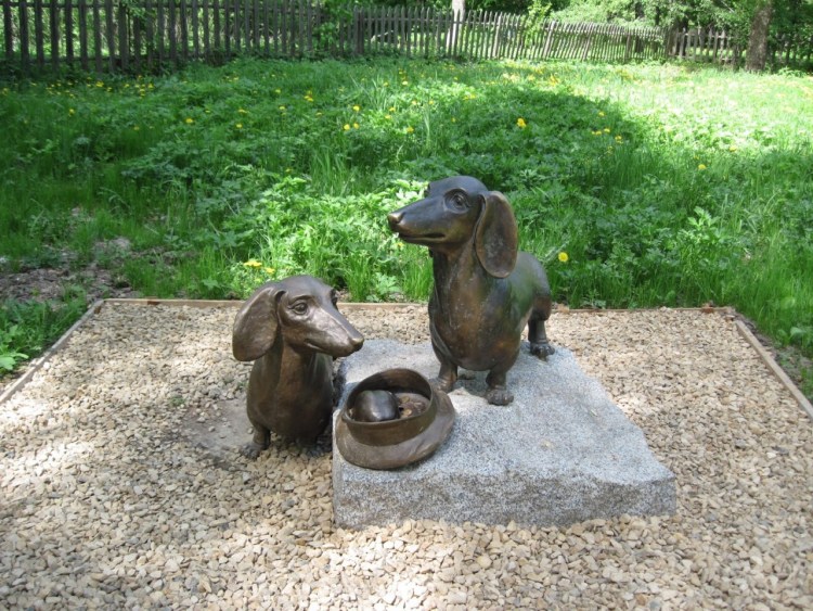 Памятник таксам Чехова в Мелихово