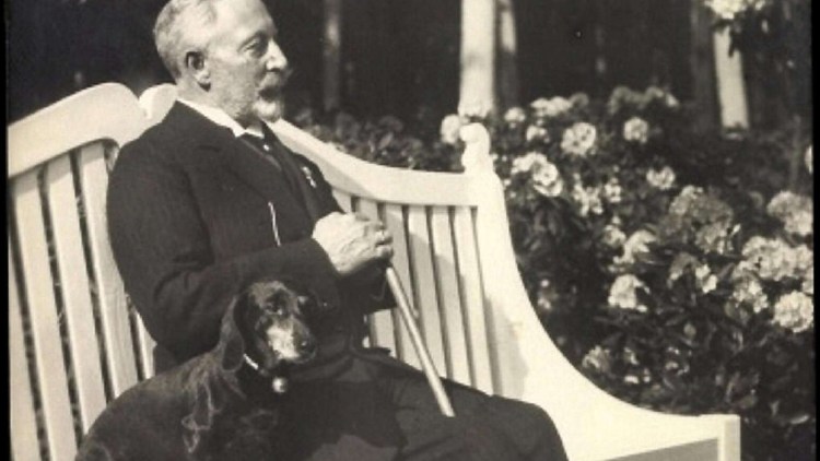 Антон Павлович Чехов с собаками