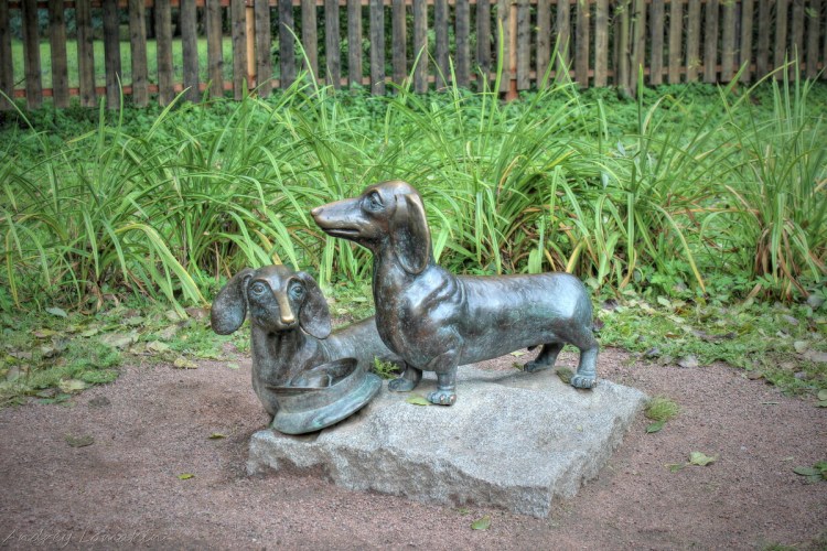 Памятник таксам Чехова в Мелихово